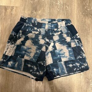 Lululemon Men’s Surge Short 5”. Mesh boxer liner. Blue and white. Size S.